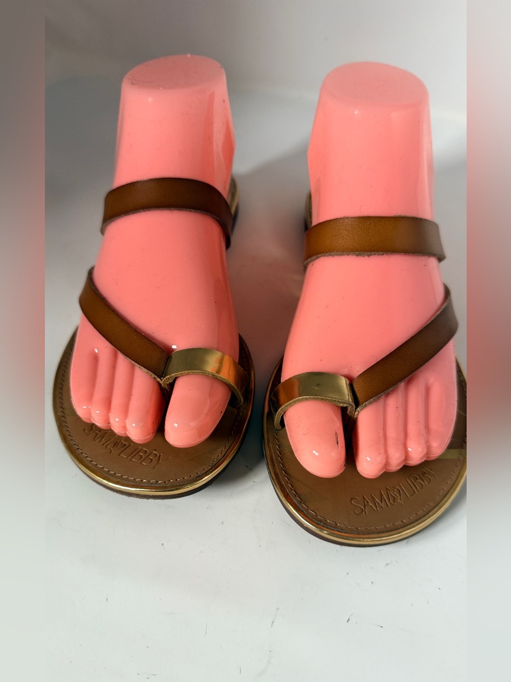 Sam & Libby size 8 coniac and gold thong sandal